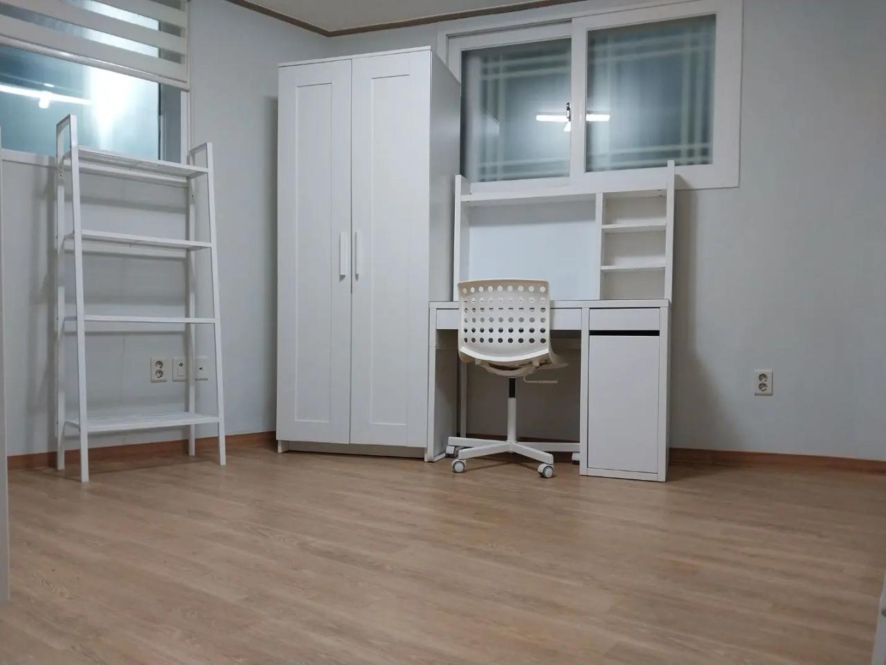 Room image 3