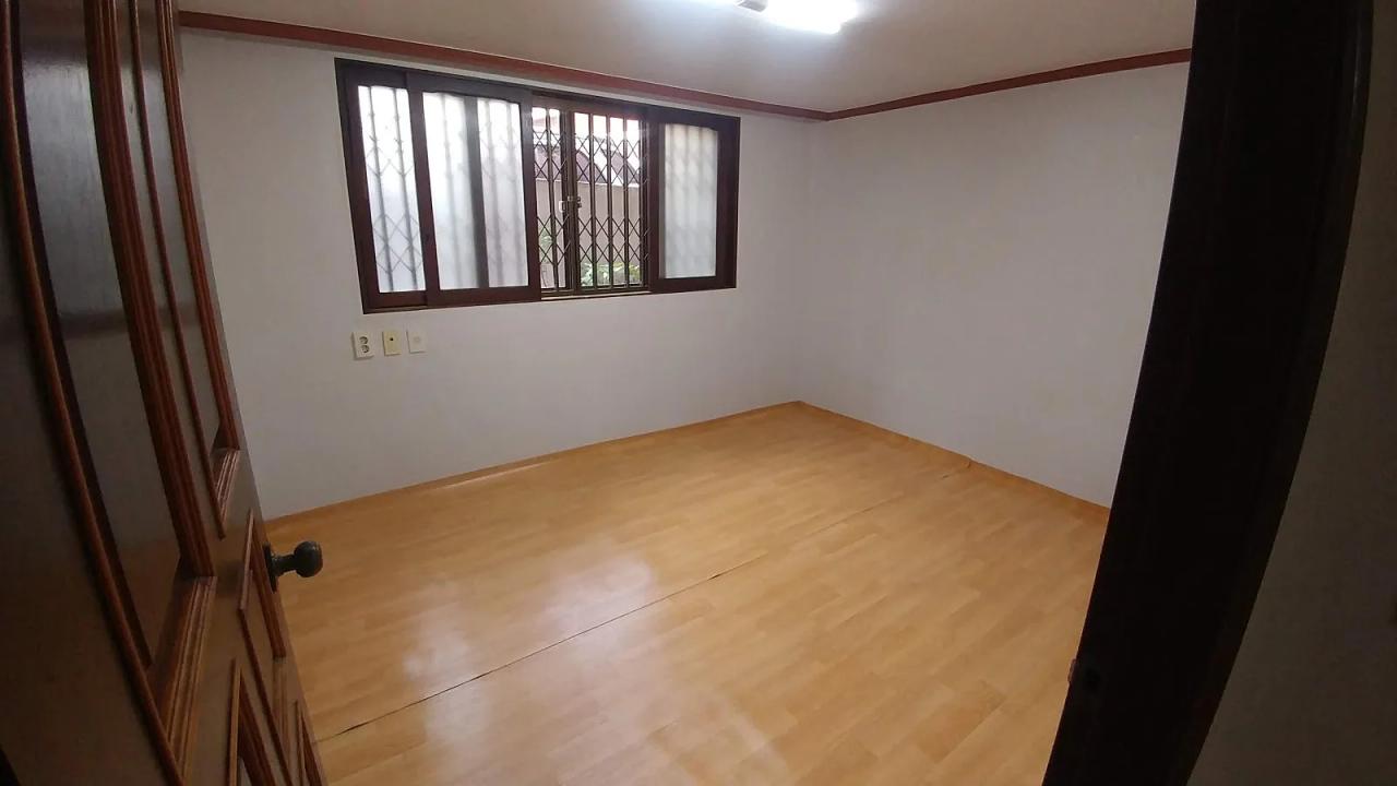 Room image 4