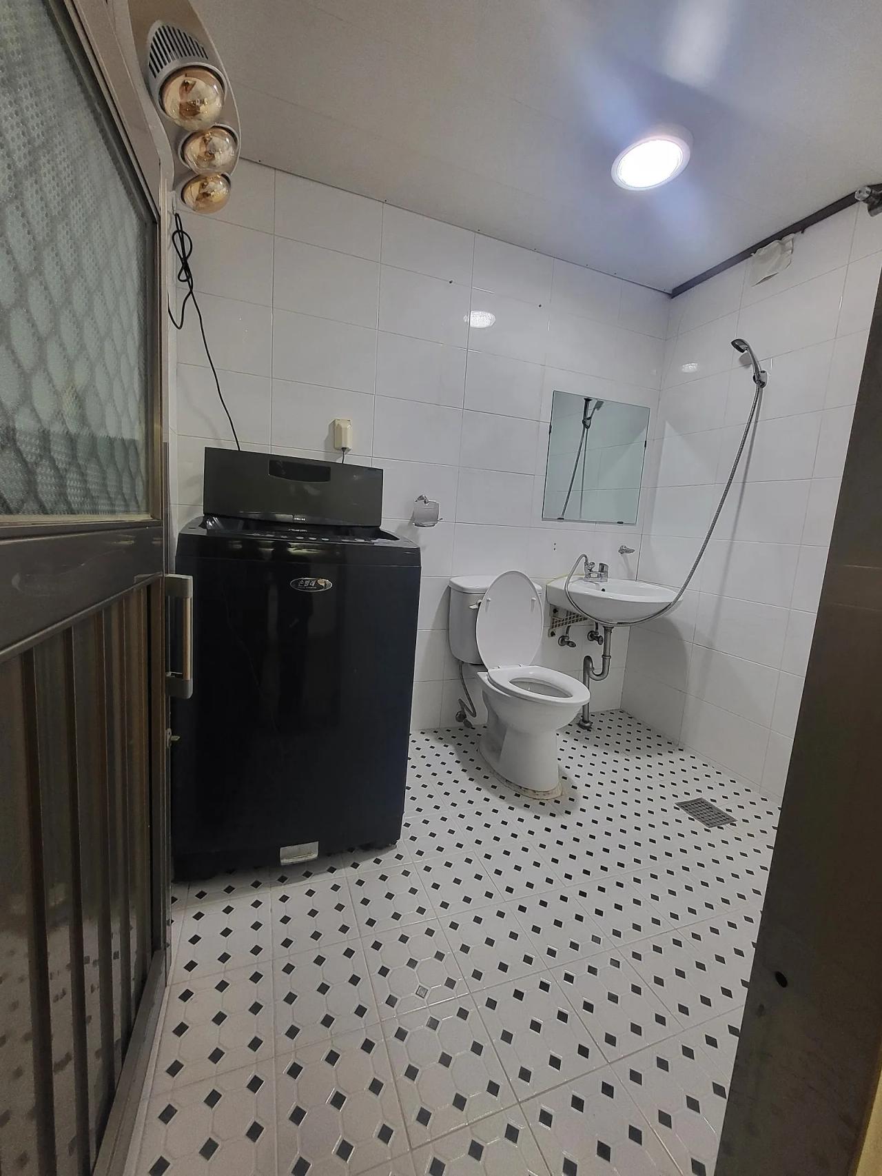 Room image 4