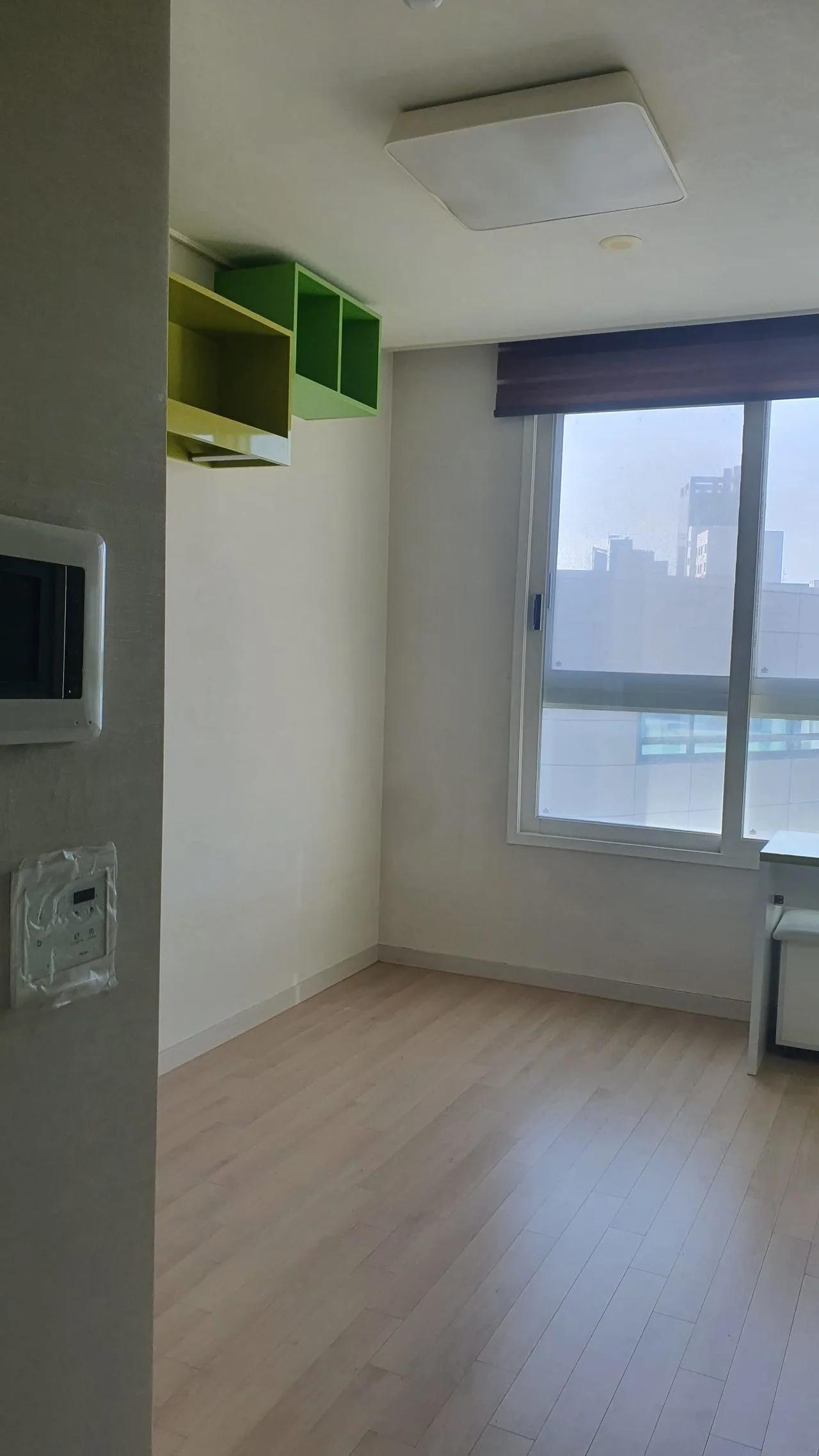 Room image0