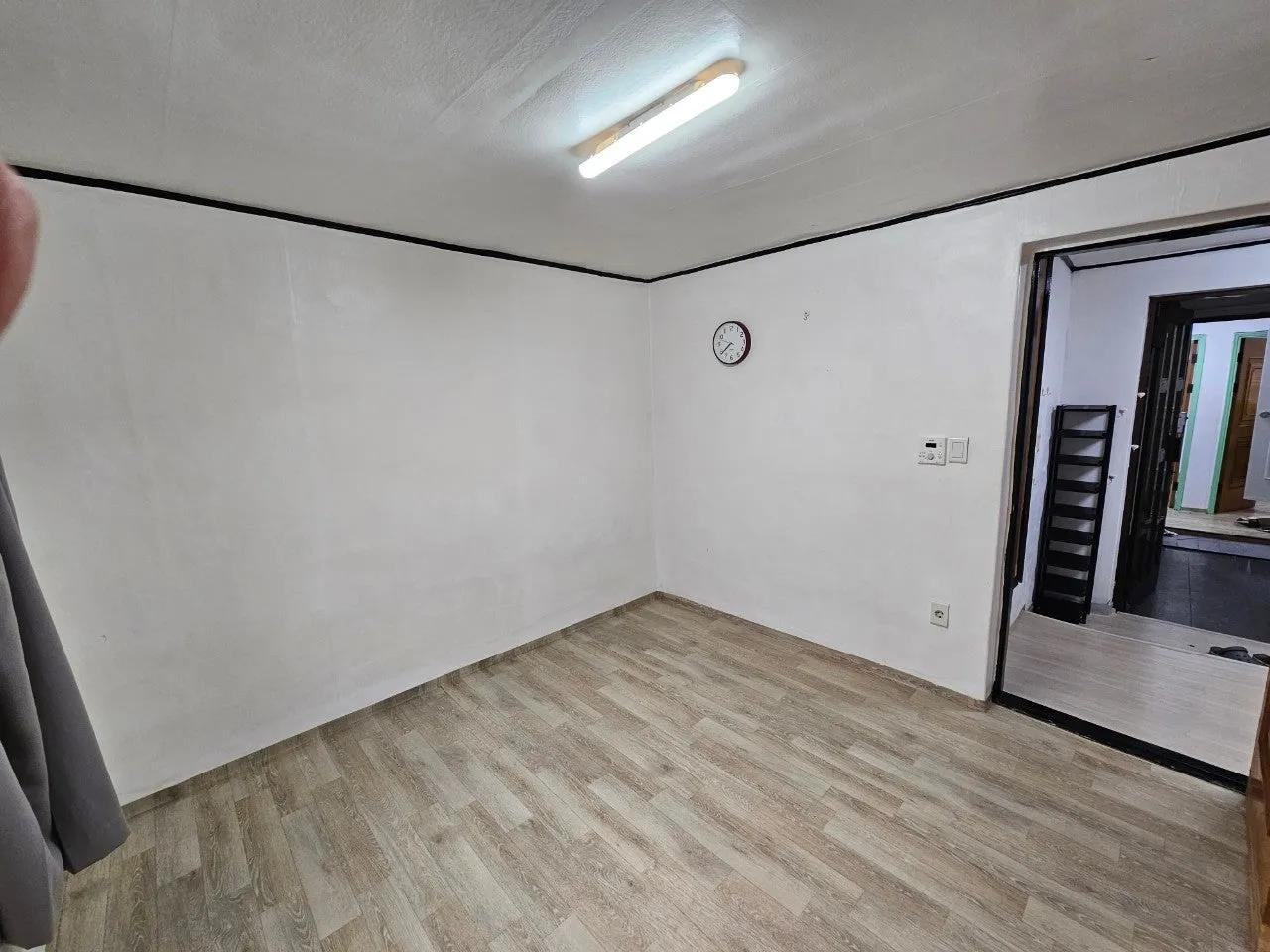 Room image0
