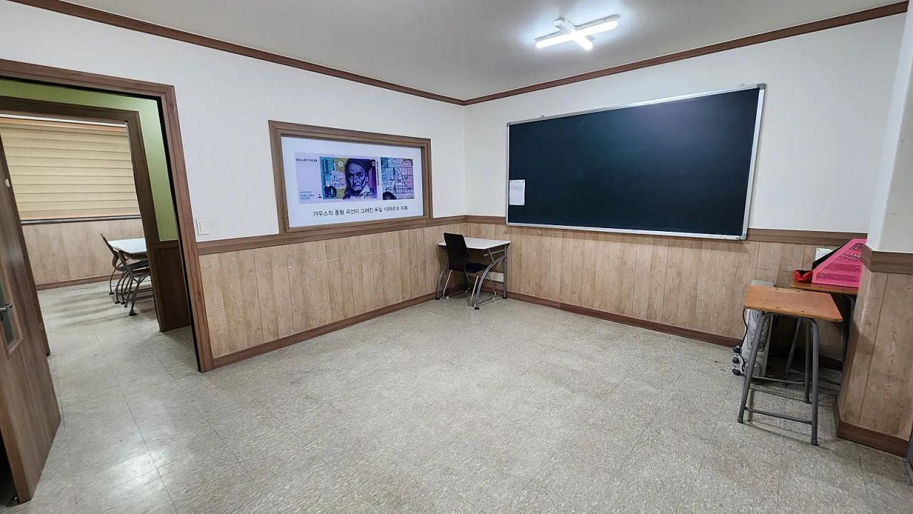 Room image 4