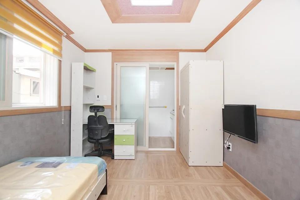 Room image 8
