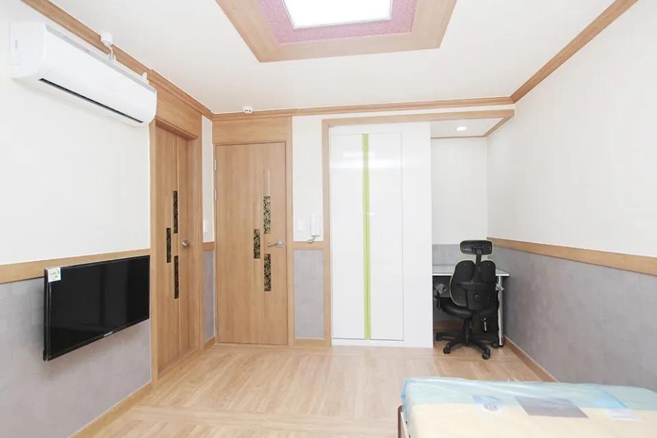 Room image 9
