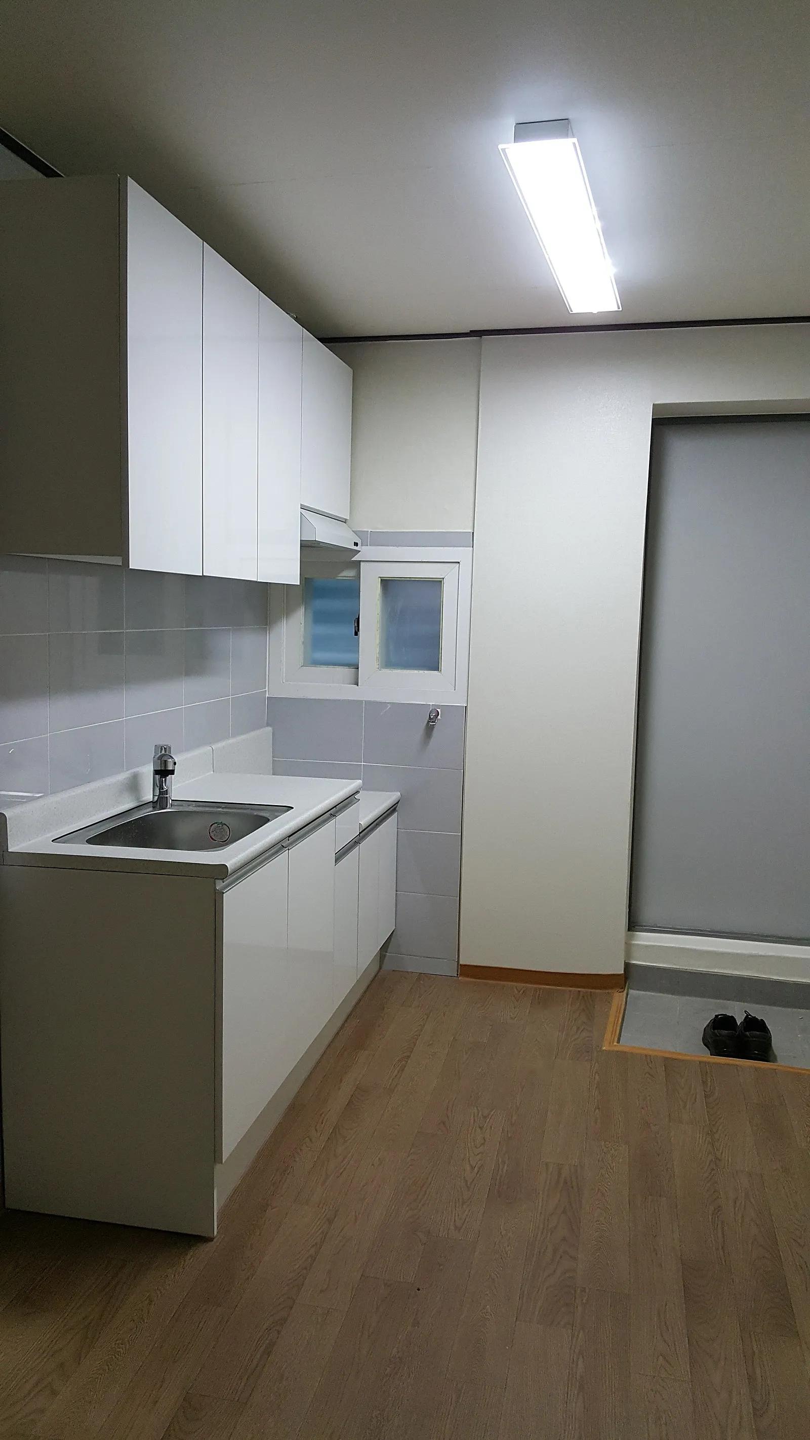 Room image0
