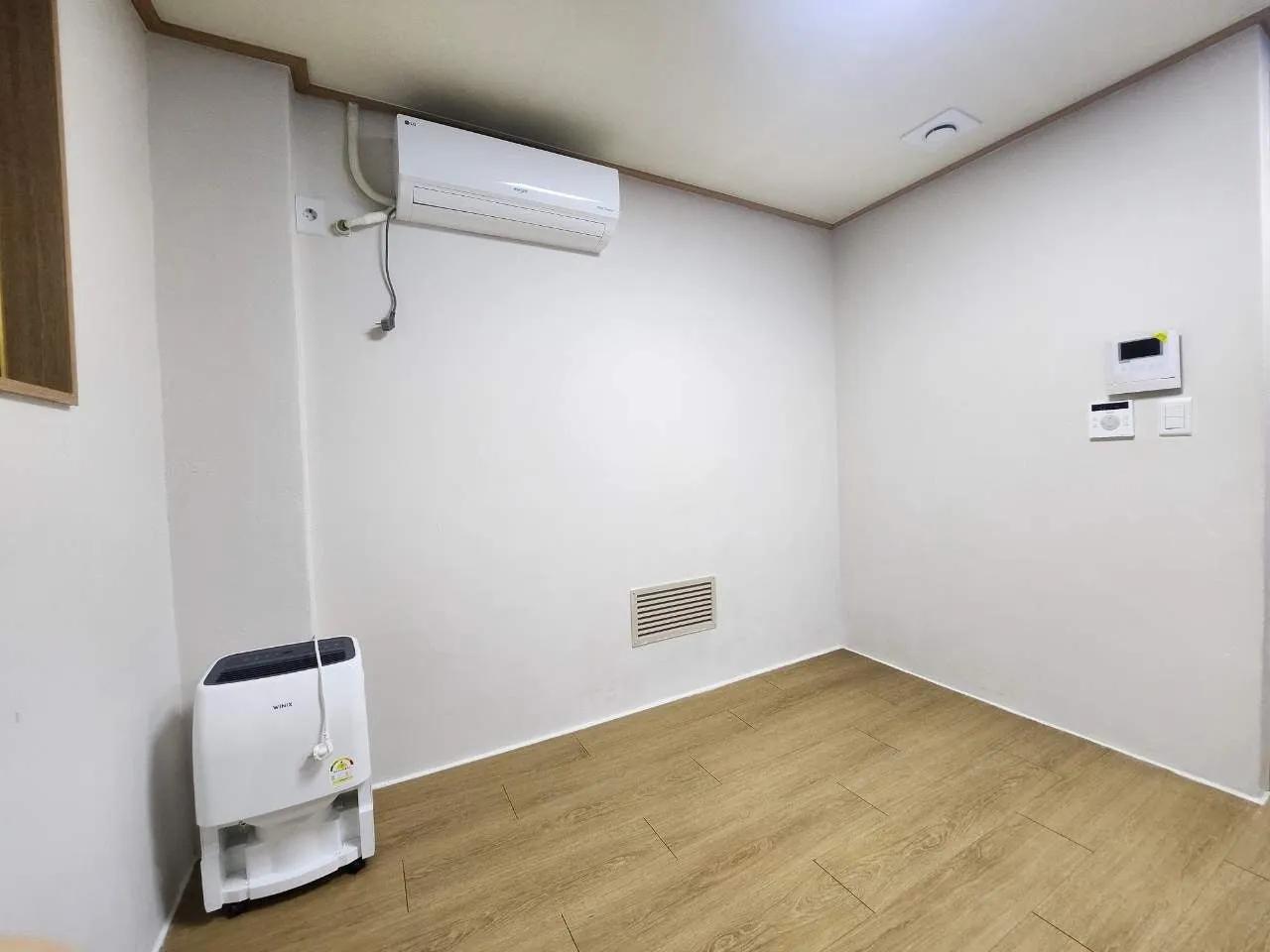 Room image 3