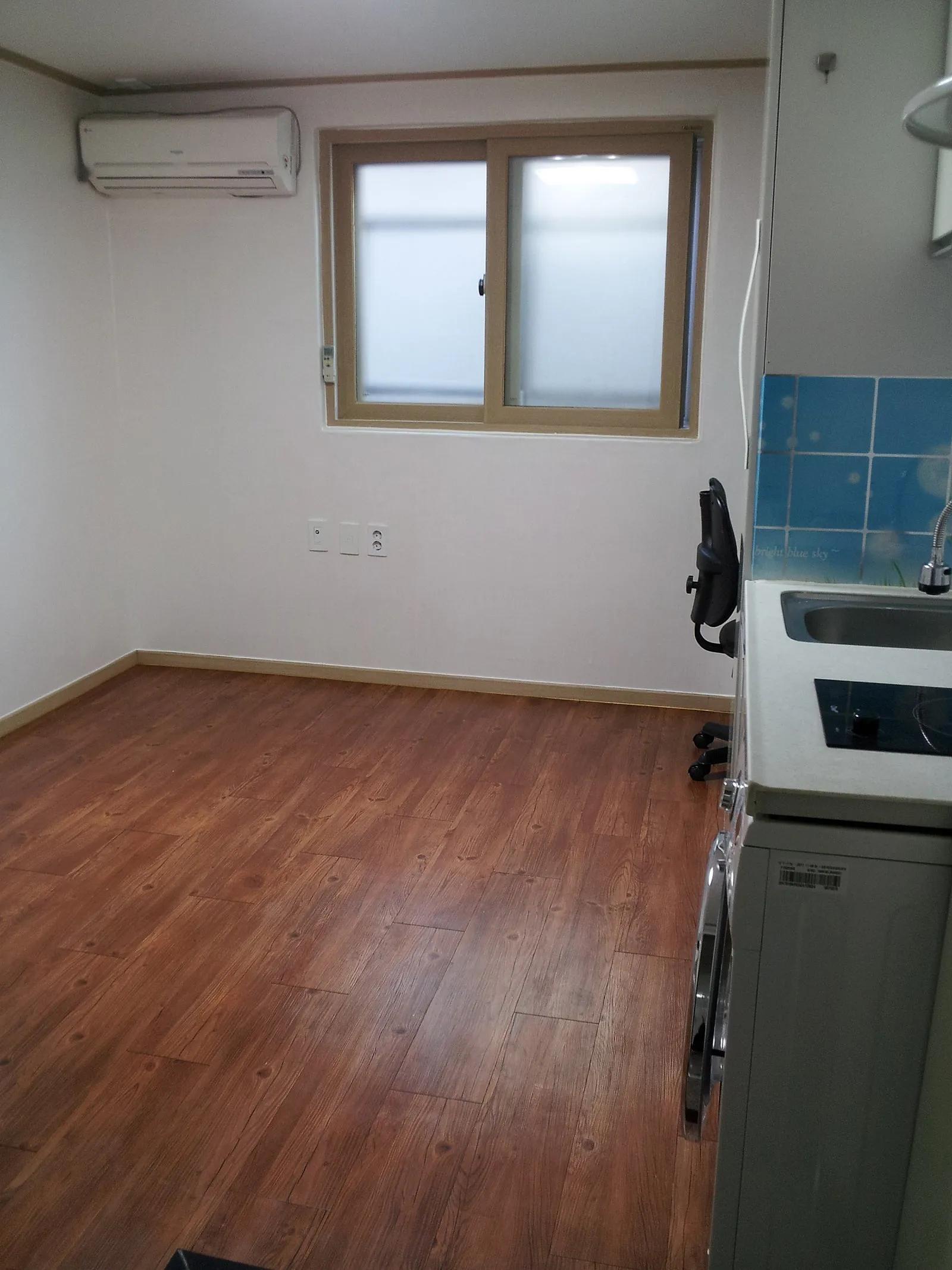 Room image0