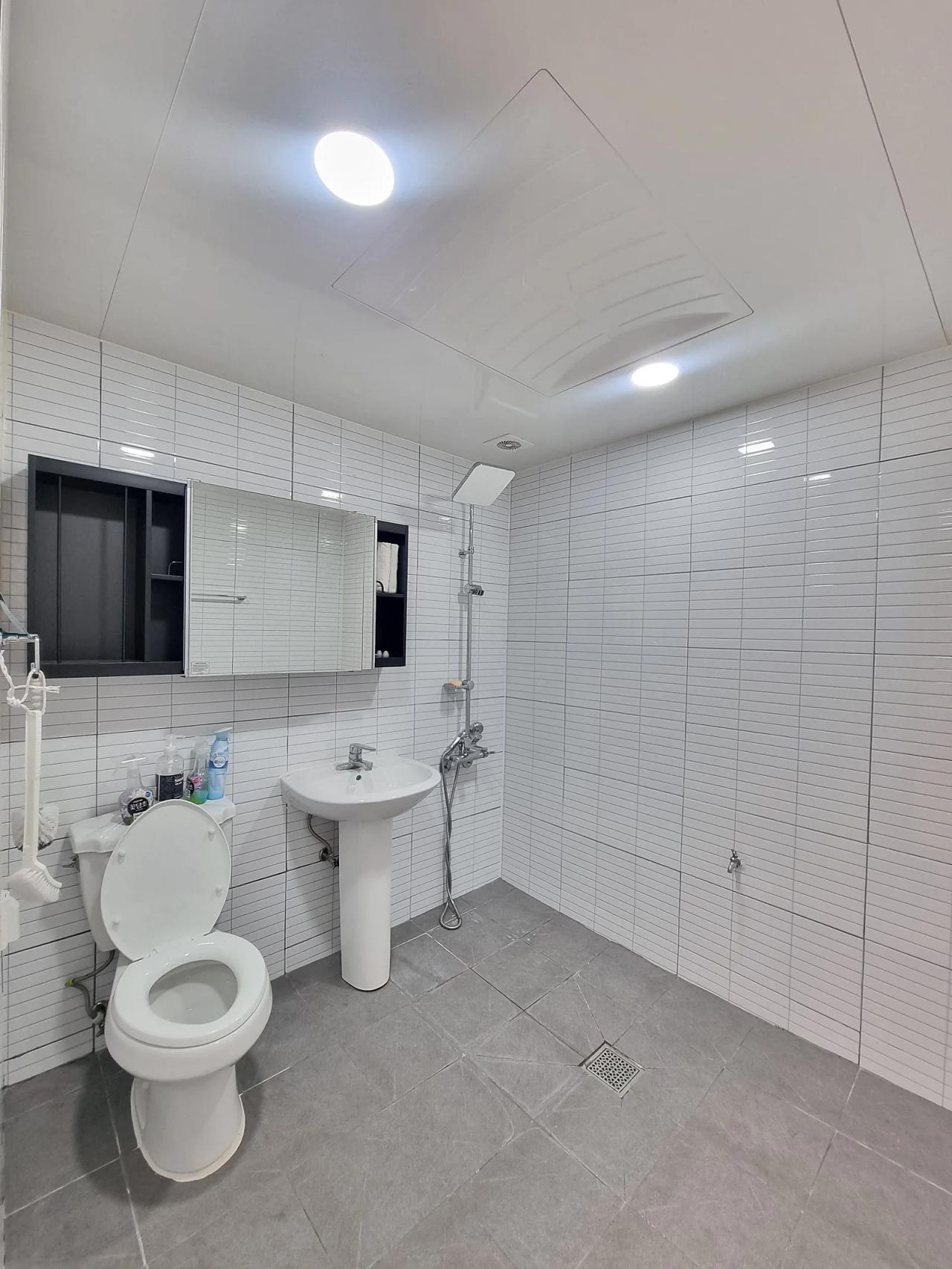 Room image 3