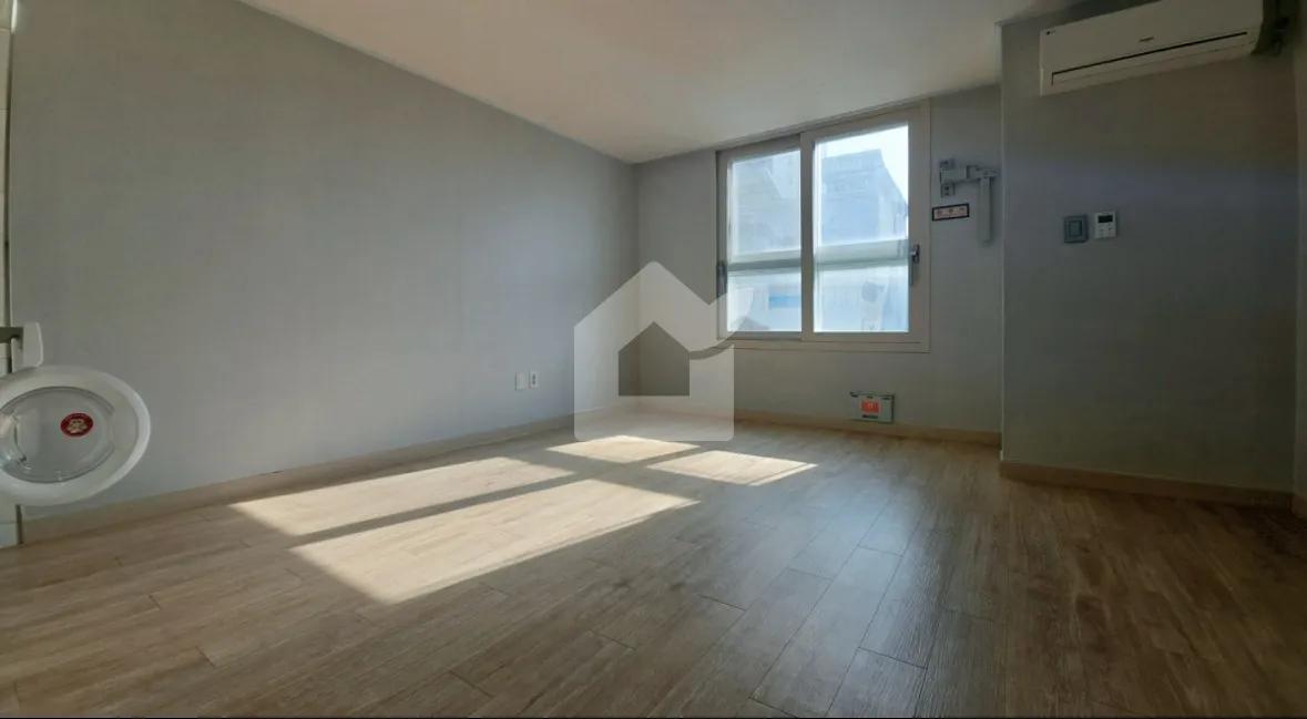 Room image 6