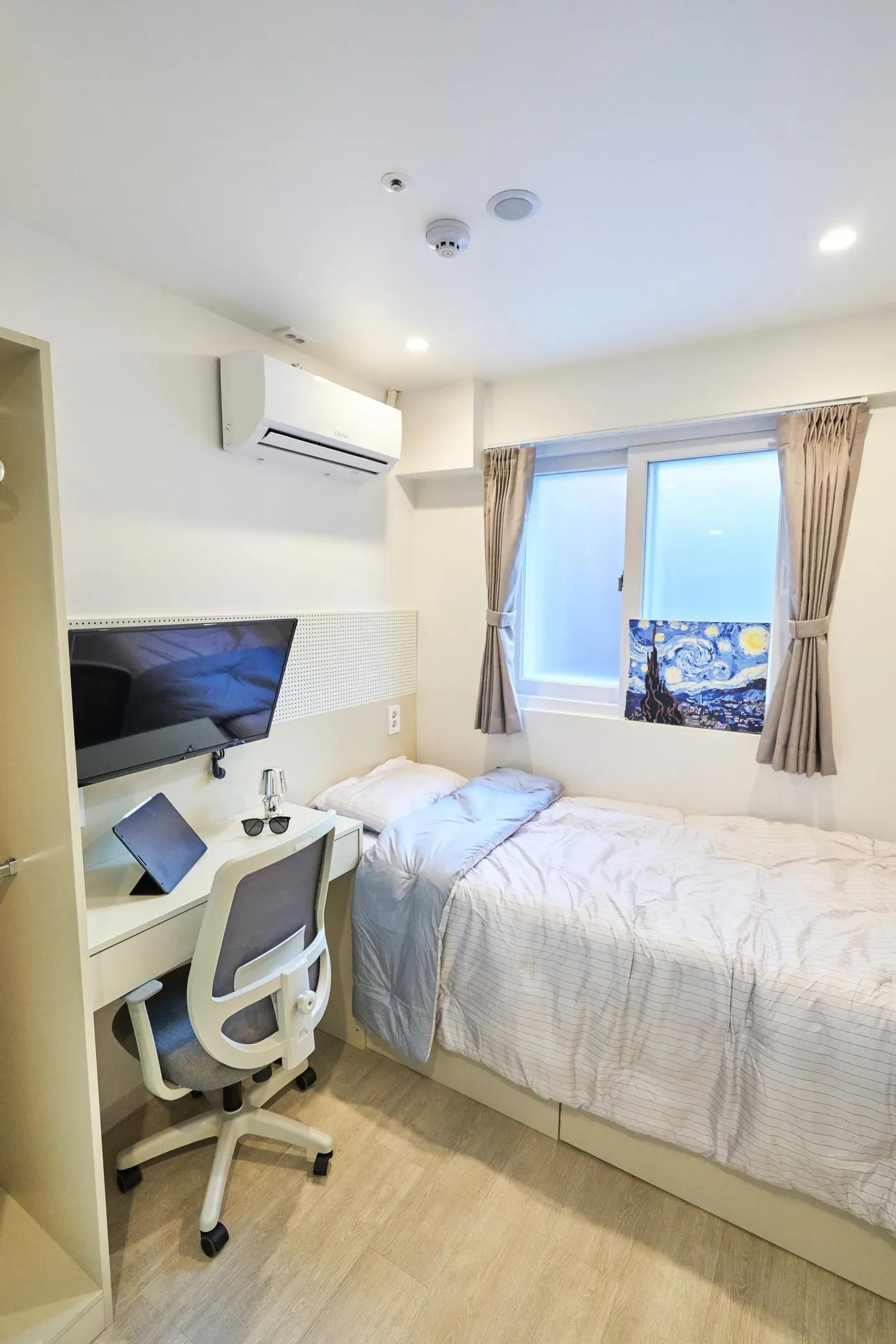 Room image8