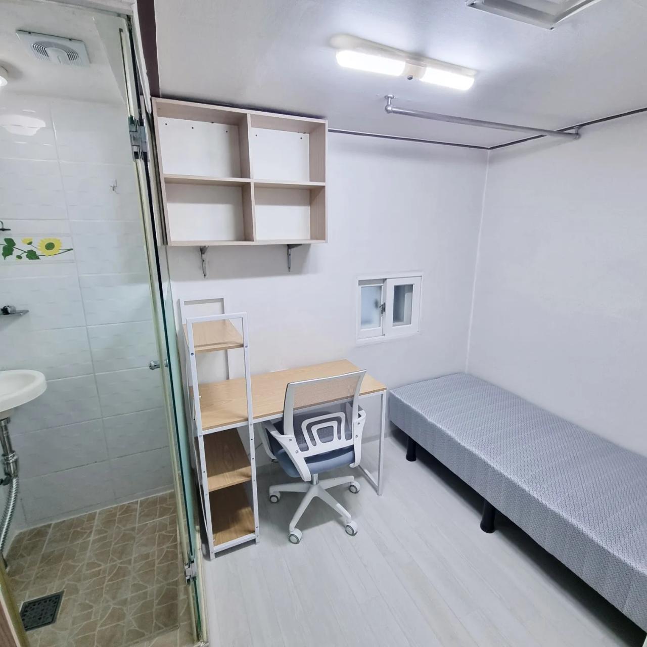 Room image 12
