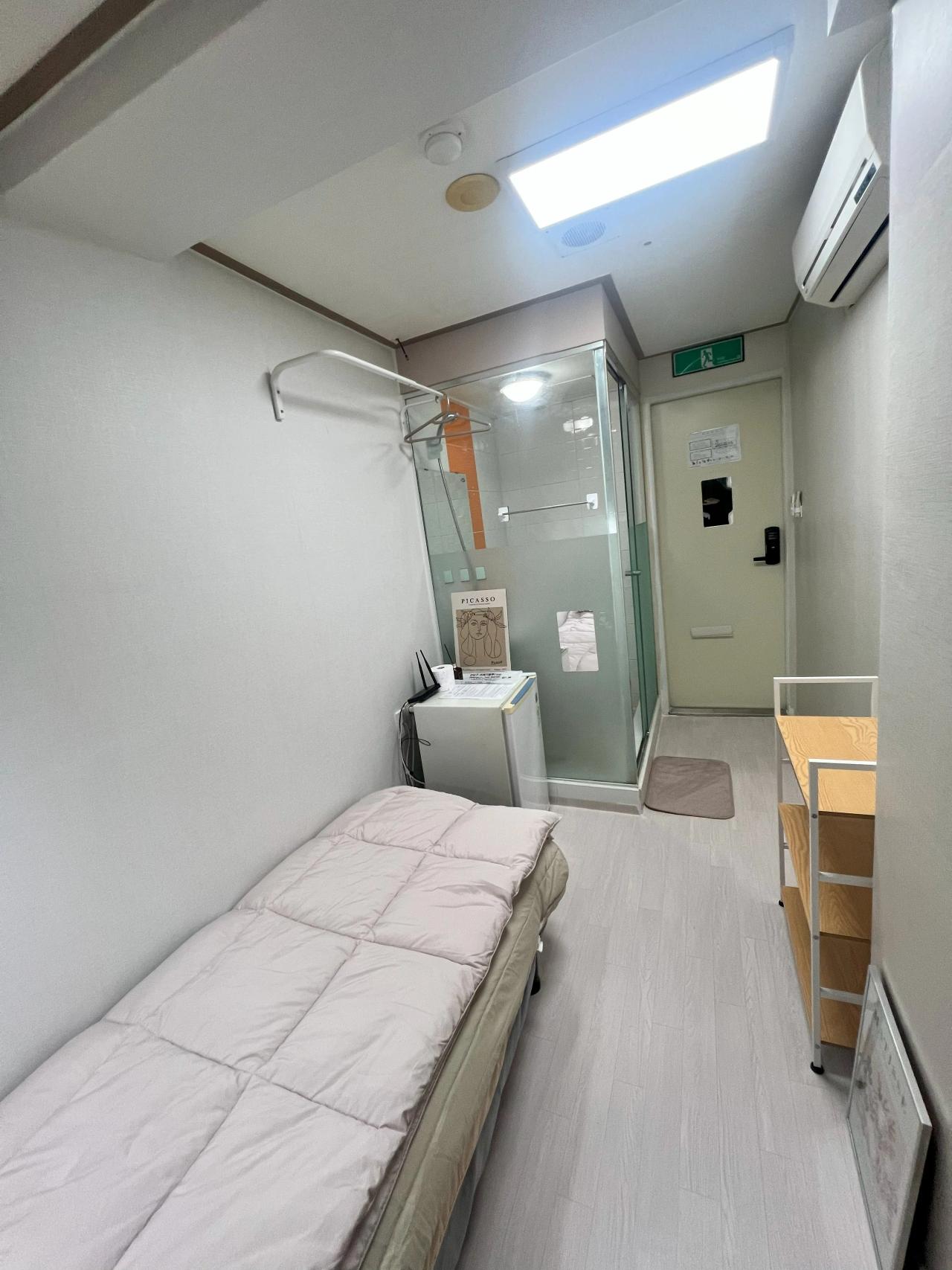 Room image 4