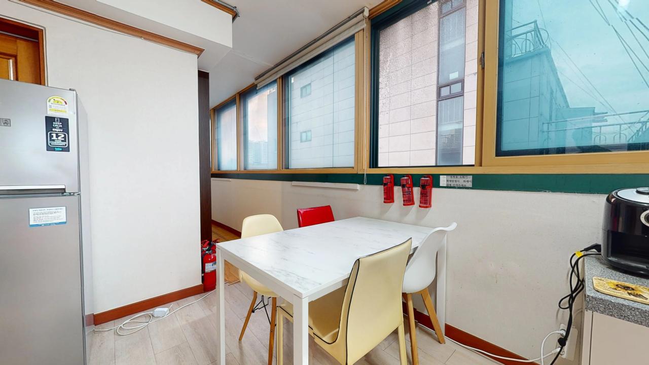 Room image 10