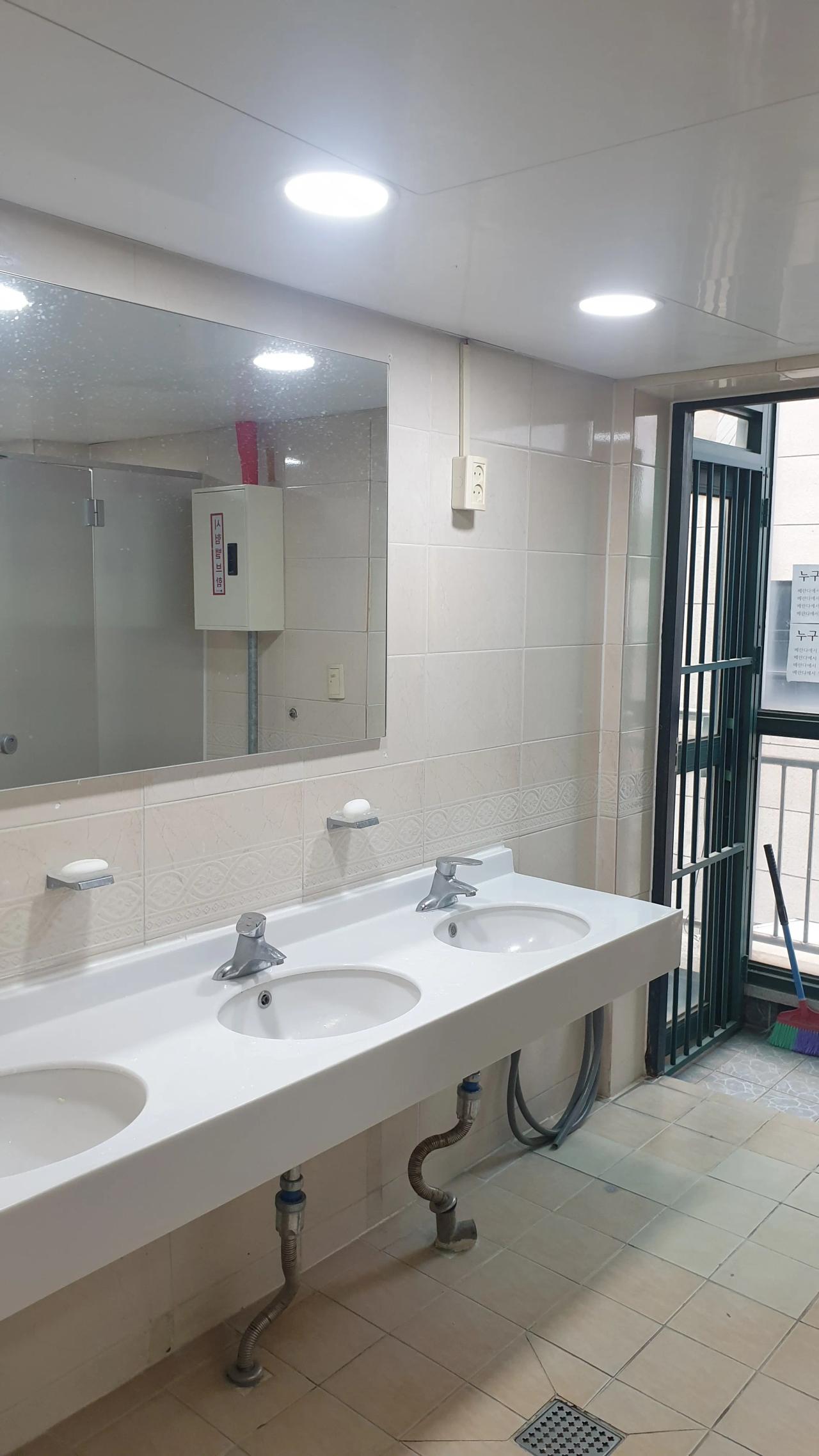 Room image 11