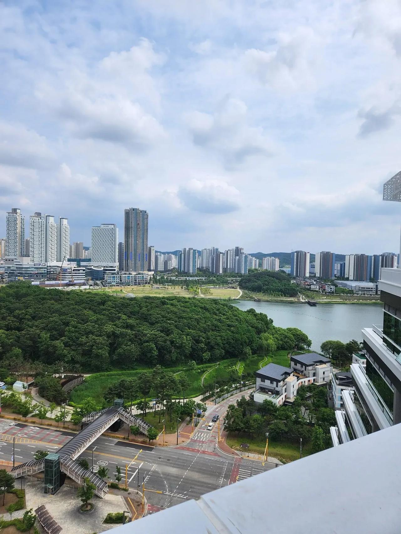 Dongtansunhwan-daero, Hwaseong-si, Gyeonggi-do, South Korea ONEROOM $431