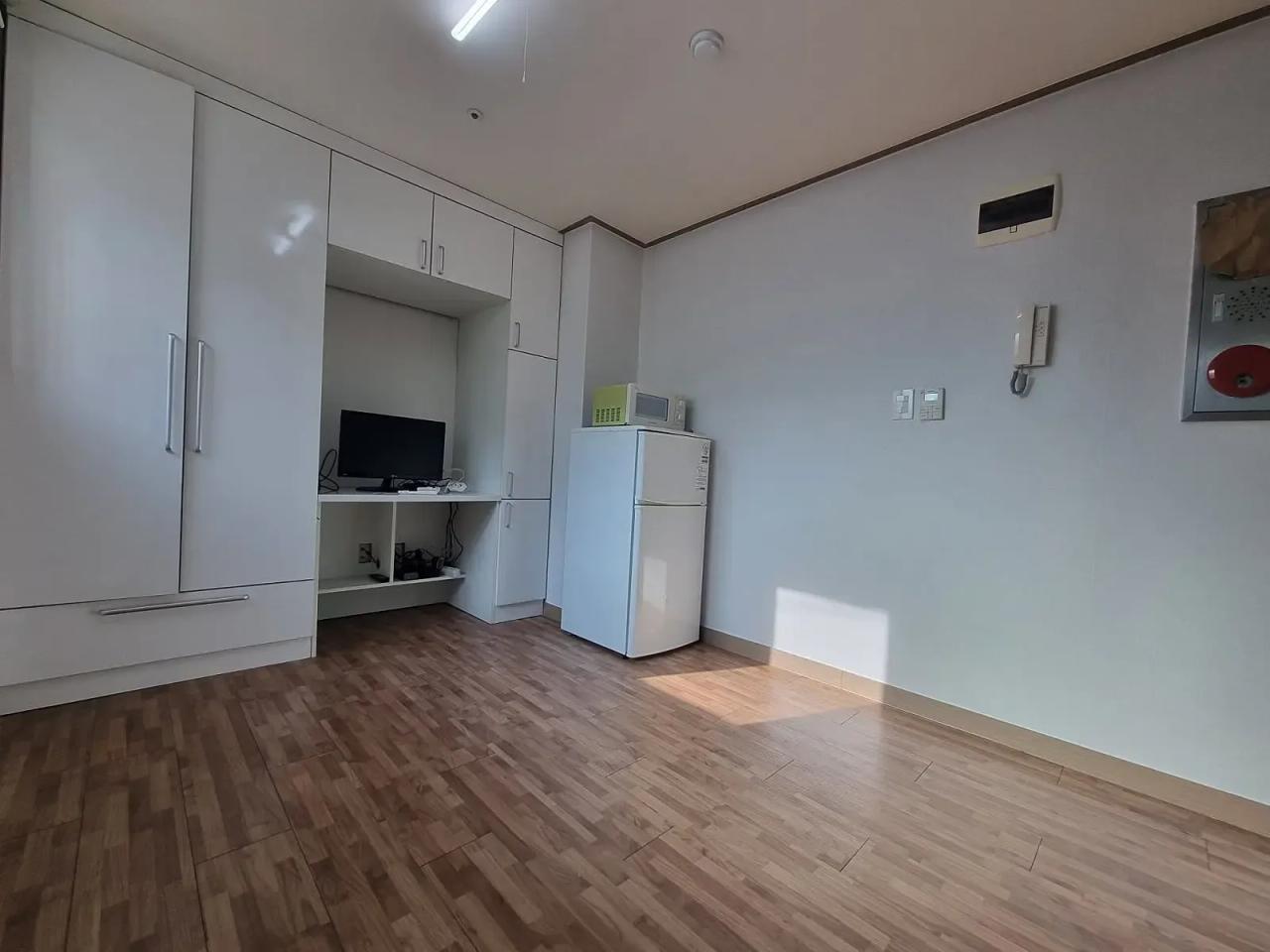 Siheung-daero 145-gil, Geumcheon District, Seoul, South Korea ONEROOM $324