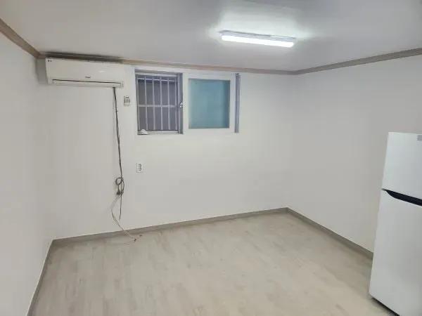 广津区, 首尔 ONEROOM 建大站步行5分钟， 精装修单间公寓， 月租500/50， 新贴壁纸， 可立即入住。