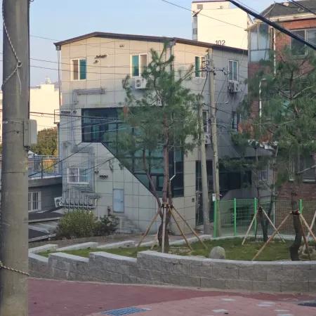 A semi-jeonse studio with a separate layout, within a 10-minute walking distance from Hanyang University Station, Wangsimni Station, and Majang Station, with loan options available!