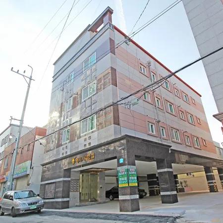 This is a fantastic one-room and two-room apartment with top-notch facilities in a newly built building near the main gate of Chonnam National University in Gwangju.