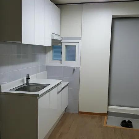 [Two-room Monthly Rent] Yeongdeungpo Station, Singil Station (7-minute walk) / 1-minute walk to bus stops for Yeouido, Sinchon, Guro Digital Complex / No loans / Jeonipga