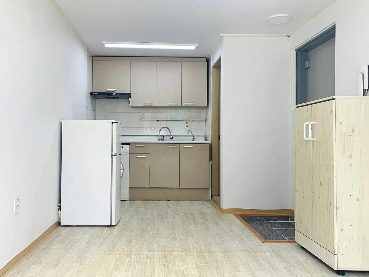 Seoul ONEROOM 1-minute walk from Sinyongsan Station Fully furnished Studio (1000/60 Available immediately/ Security deposit Negotiable)