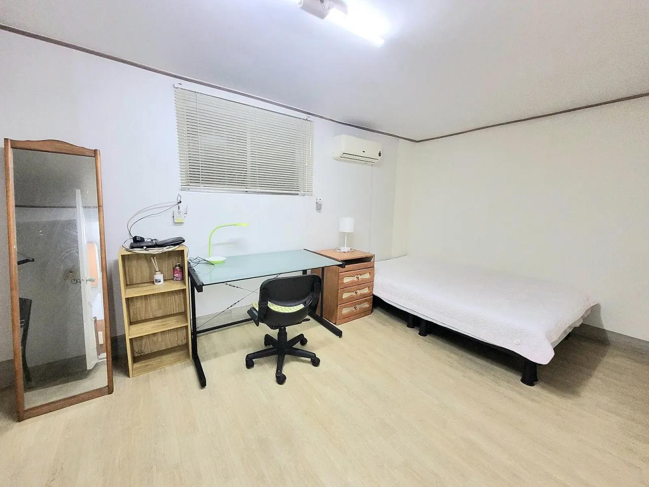 102-60 Hoegi-dong, Dongdaemun District, Seoul, South Korea ONEROOM $302