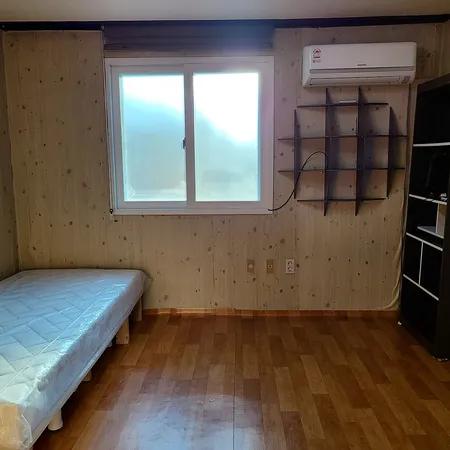 [Monthly Rent] 5-minute walk from Sinchon Station (Line 2), 3rd-floor studio with separate spaces, deposit 5 million KRW / rent 500,000 KRW, available for immediate move-in! (Sogang University, Yonsei University, Ewha Womans University, Hongik University)