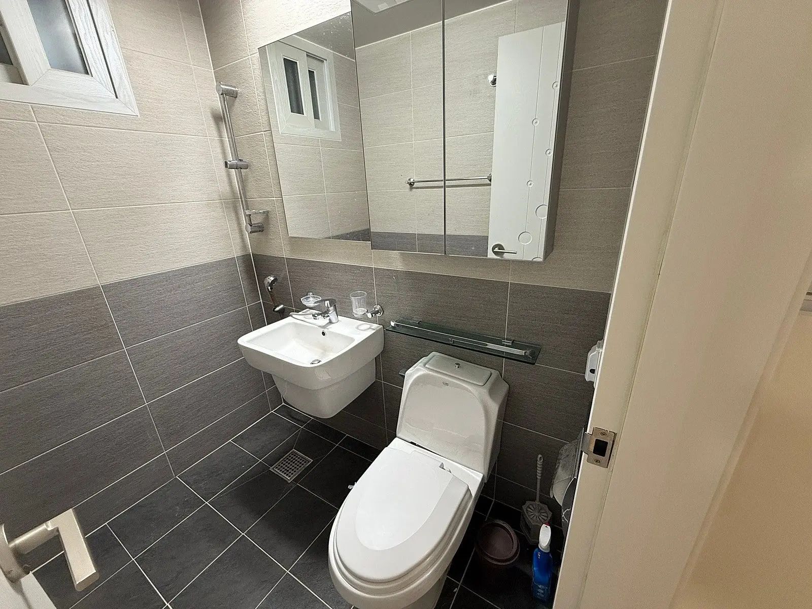 Room image 3