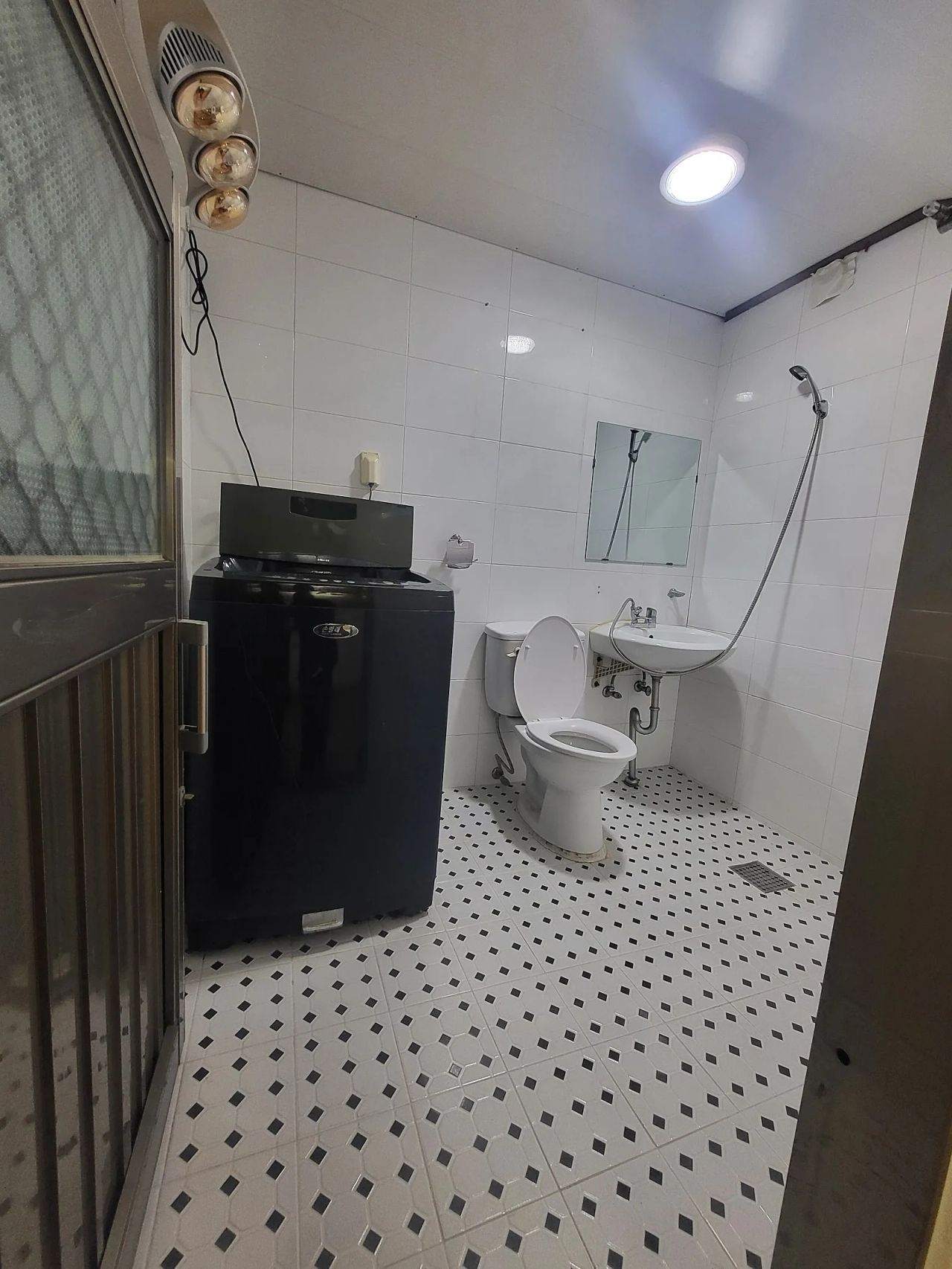 Room image 4