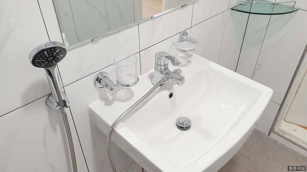 Room image 4