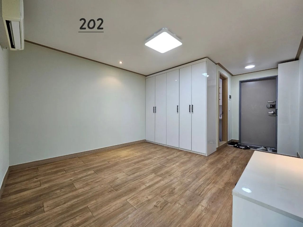 Room image 4