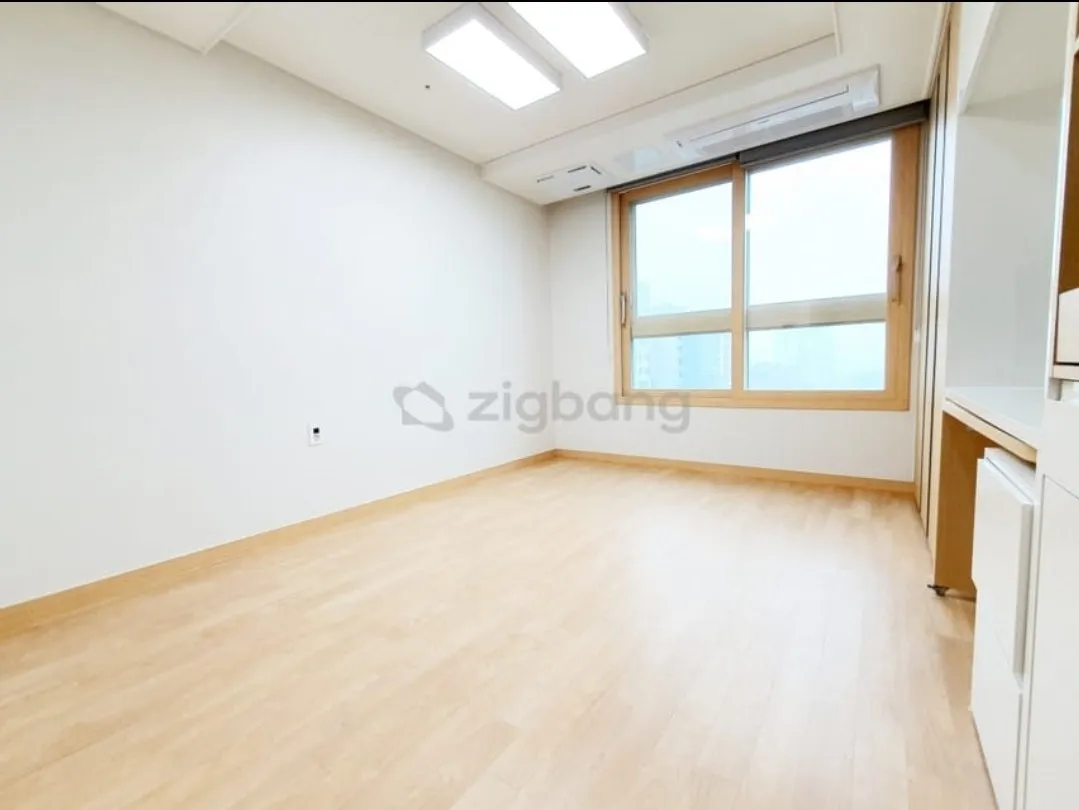 Room image 3