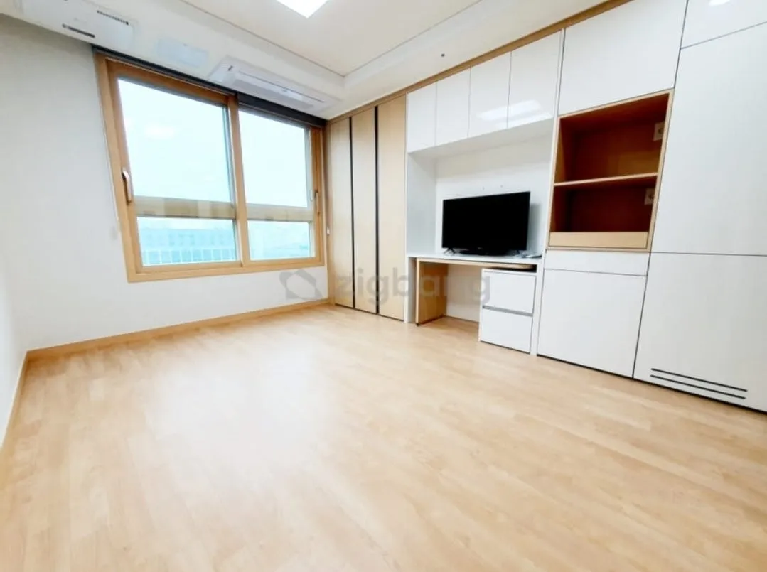 Room image 4