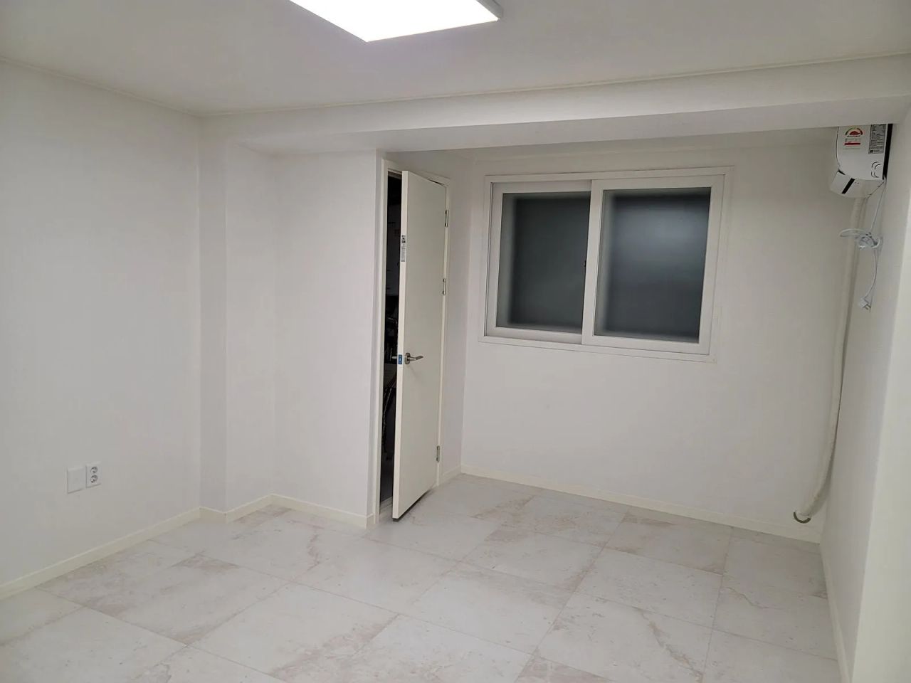 Room image 4