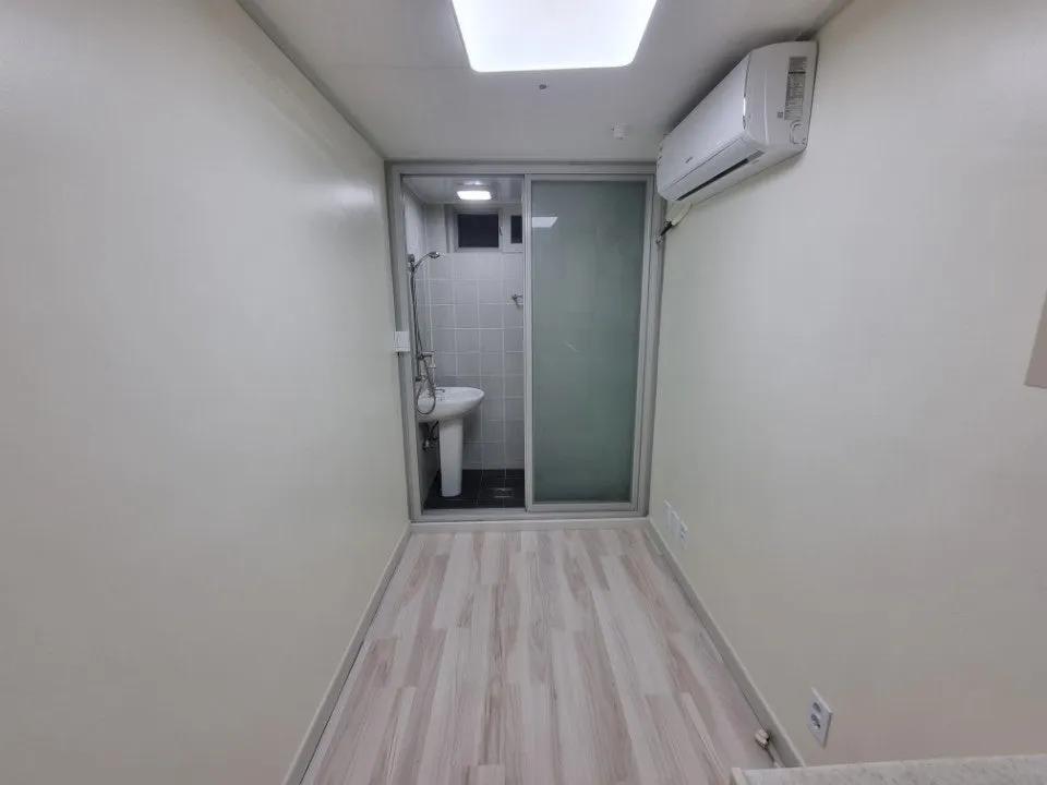Room image 4