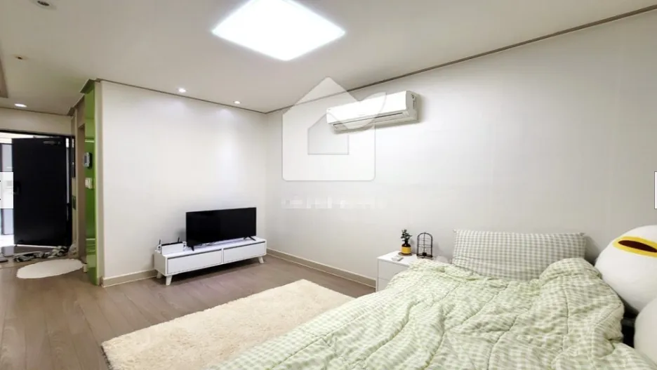 Room image 5