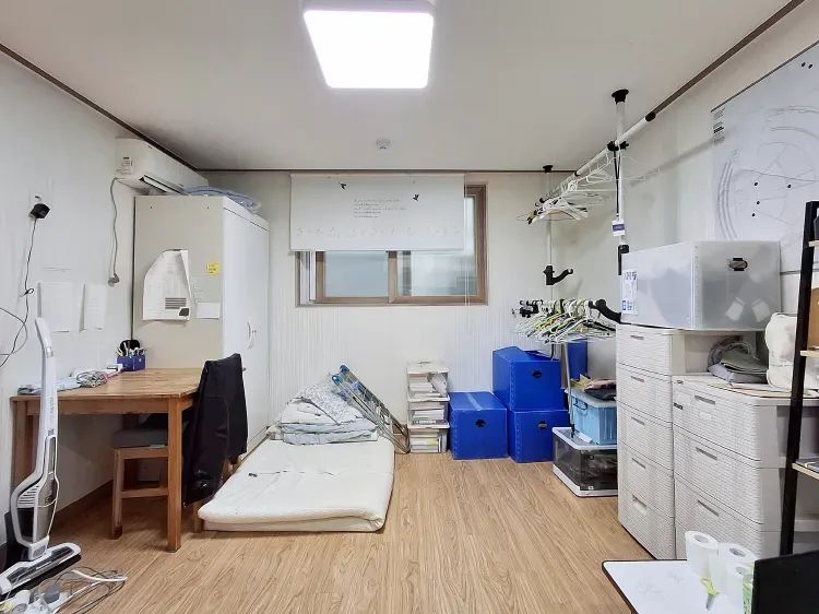 Room image 4